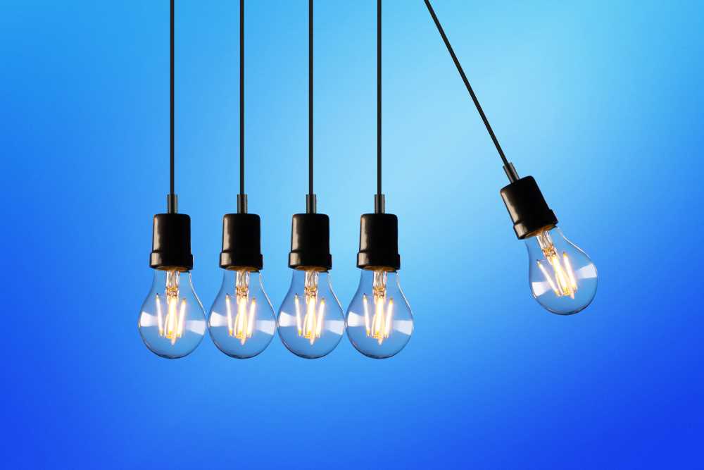 5 hangende LED-Glühbirnen mit blauem Hintergrund